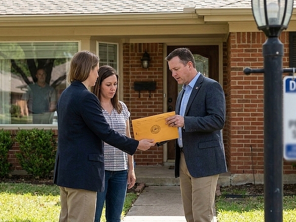 Can Legal Documents in Dallas Be Served to Family Members?
