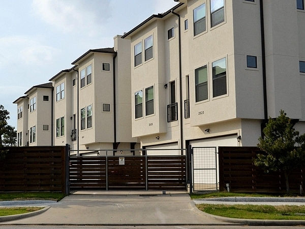 How Process Servers Handle Gated Communities in Dallas-Fort Worth