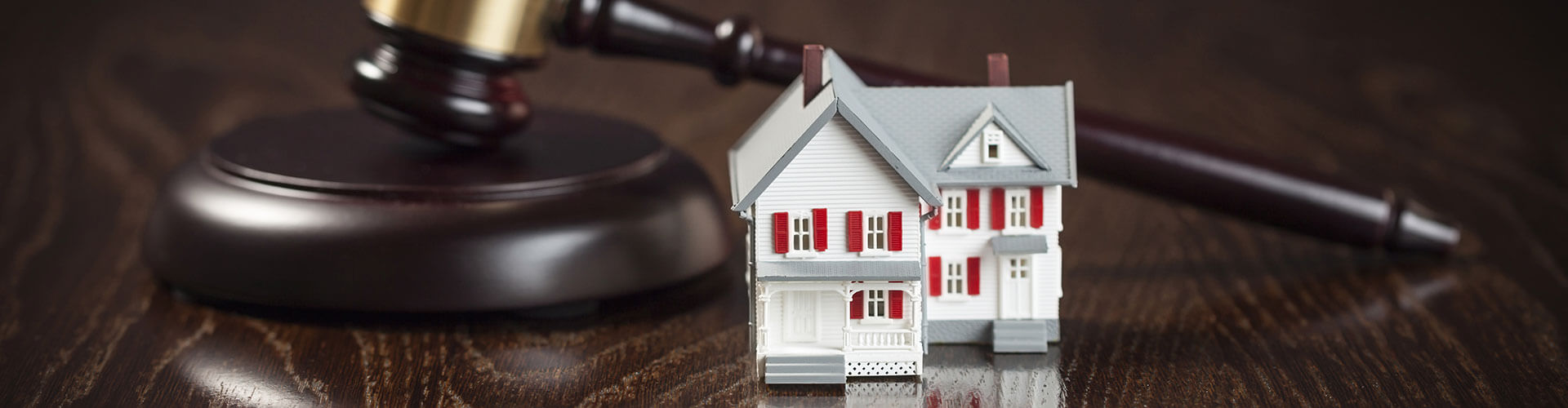 Judge's gavel beside a model house, representing North TX Process Service's expertise in legal document delivery and court filings in Dallas and Fort Worth.